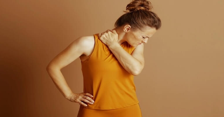 Boyun Fıtığı Ameliyatı: Modern Cerrahi Yaklaşımlar, Kullanılan Kafes Sistemleri ve Migrenle İlişkisi