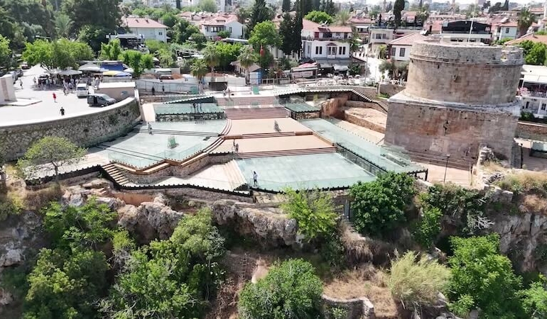 Tarihi Hıdırlık Kulesi’nde Modanın Büyülü Gecesi: Cihan Nacar Defilesi